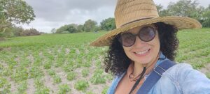 Élida em uma atividade no campo